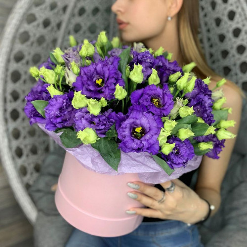 Фиолетовая эустома в коробке «Violet Concept»