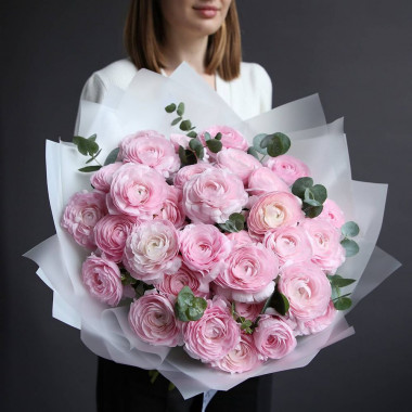 Розовые ранункулюсы с эвкалиптом «Pink Lily»