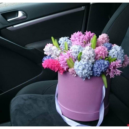 Гиацинты микс в шляпной коробке