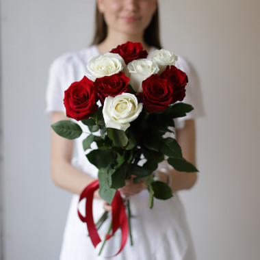 Красные и белые розы в ленту