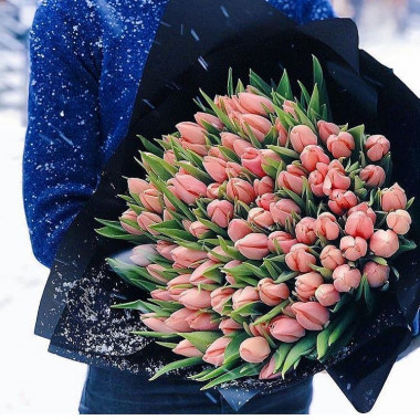 101 розовый тюльпан в черном крафте